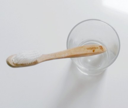 Ja, das ist eine Zahnbürste aus Holz.